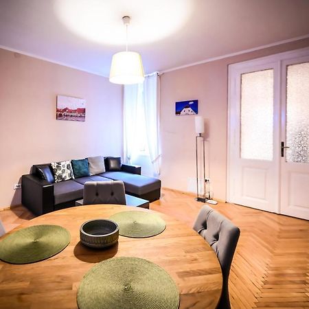 Jules' Sunny, Spacious And Central Apartment Sibiu Exterior photo