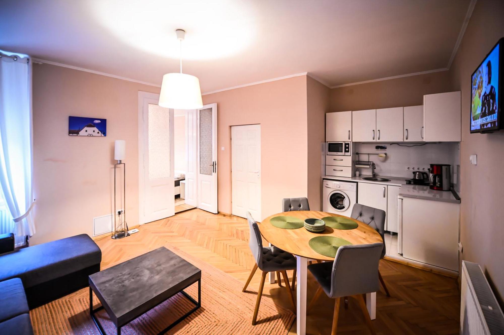 Jules' Sunny, Spacious And Central Apartment Sibiu Exterior photo