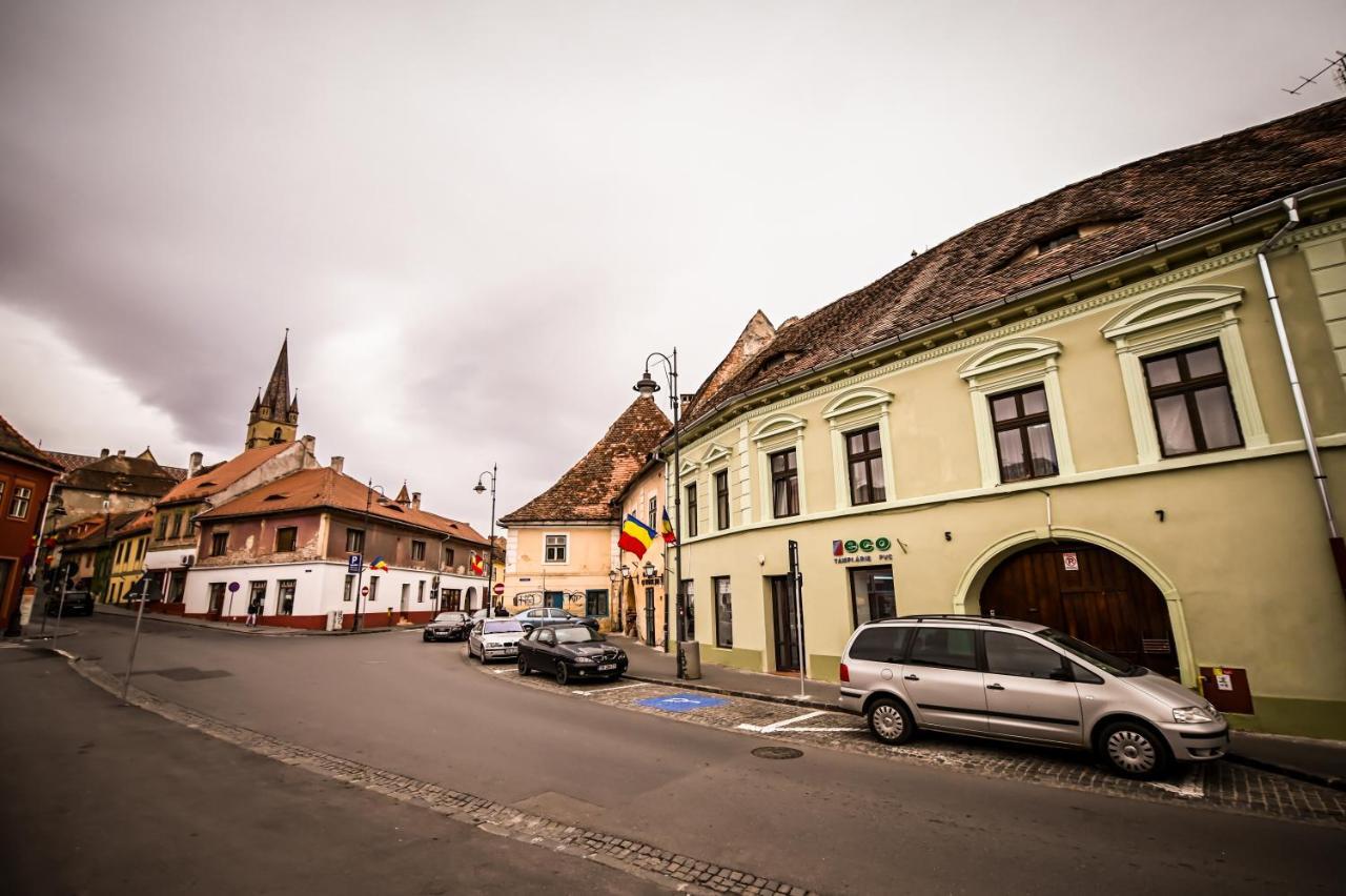 Jules' Sunny, Spacious And Central Apartment Sibiu Exterior photo